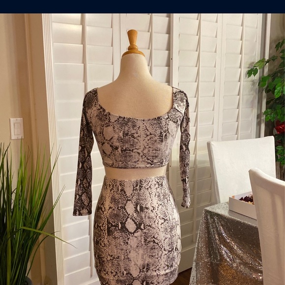 Set - Picture 2 of 2